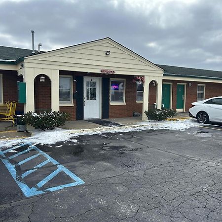 Hillcrest Motel By Oyo Aurora Near Lawrenceburg Εξωτερικό φωτογραφία