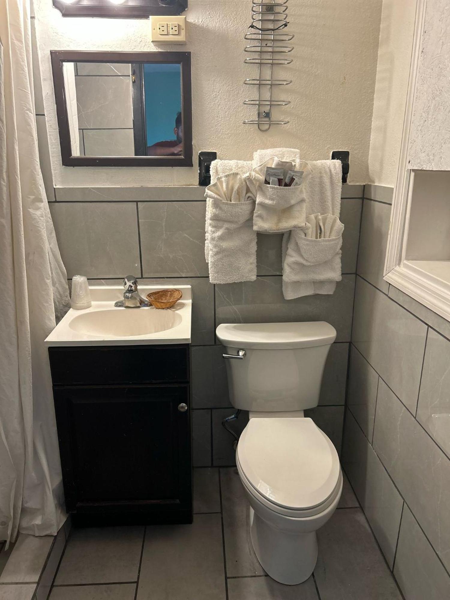 Hillcrest Motel By Oyo Aurora Near Lawrenceburg Εξωτερικό φωτογραφία