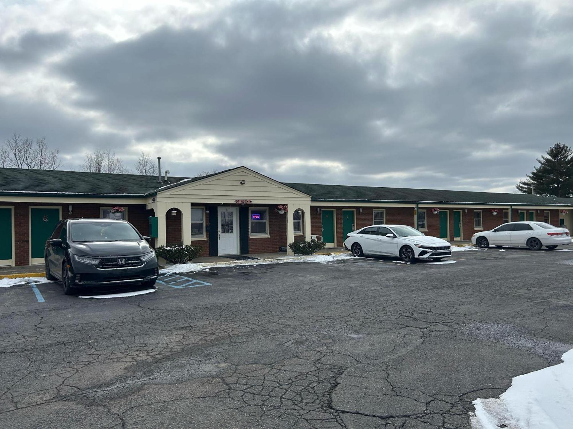 Hillcrest Motel By Oyo Aurora Near Lawrenceburg Εξωτερικό φωτογραφία