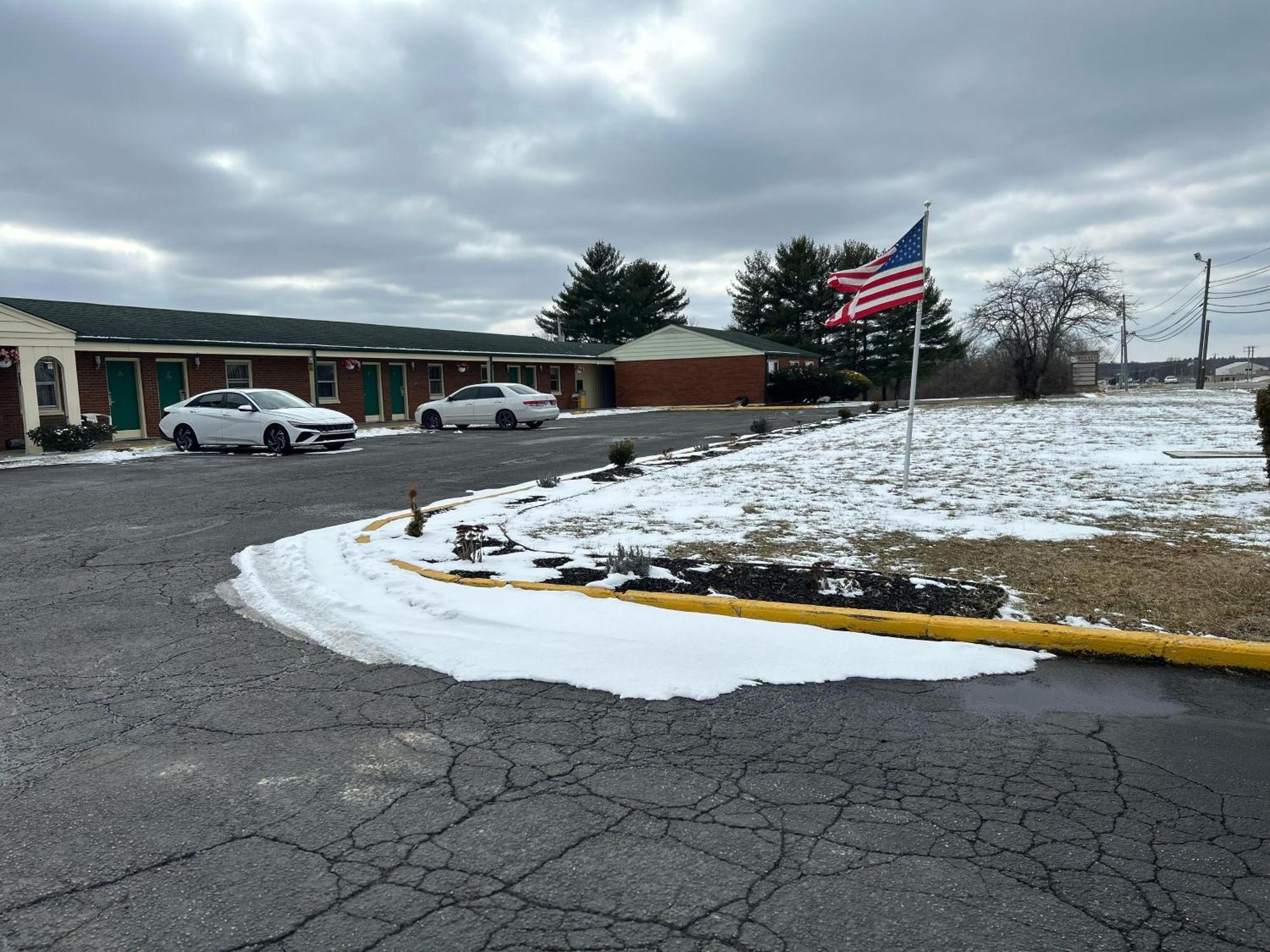 Hillcrest Motel By Oyo Aurora Near Lawrenceburg Εξωτερικό φωτογραφία